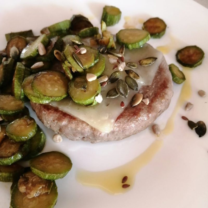 Hamburger Keto zucchine e pecorino