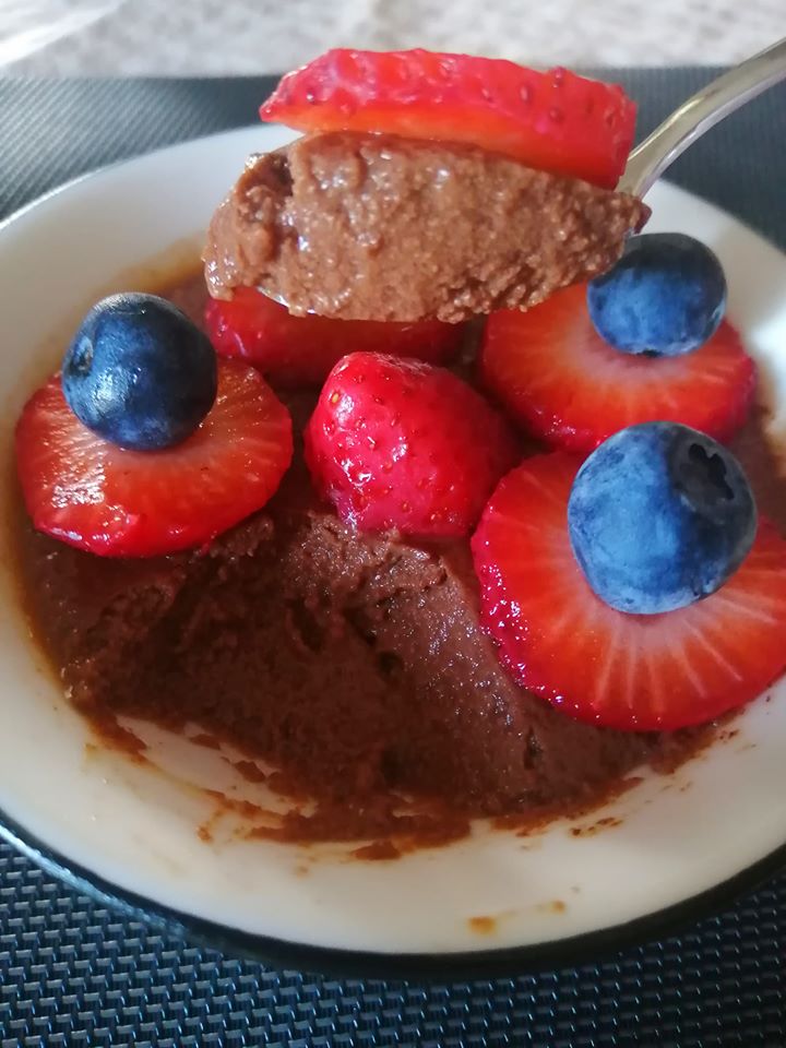 budino di albumi al cioccolato con fragole e mirtilli