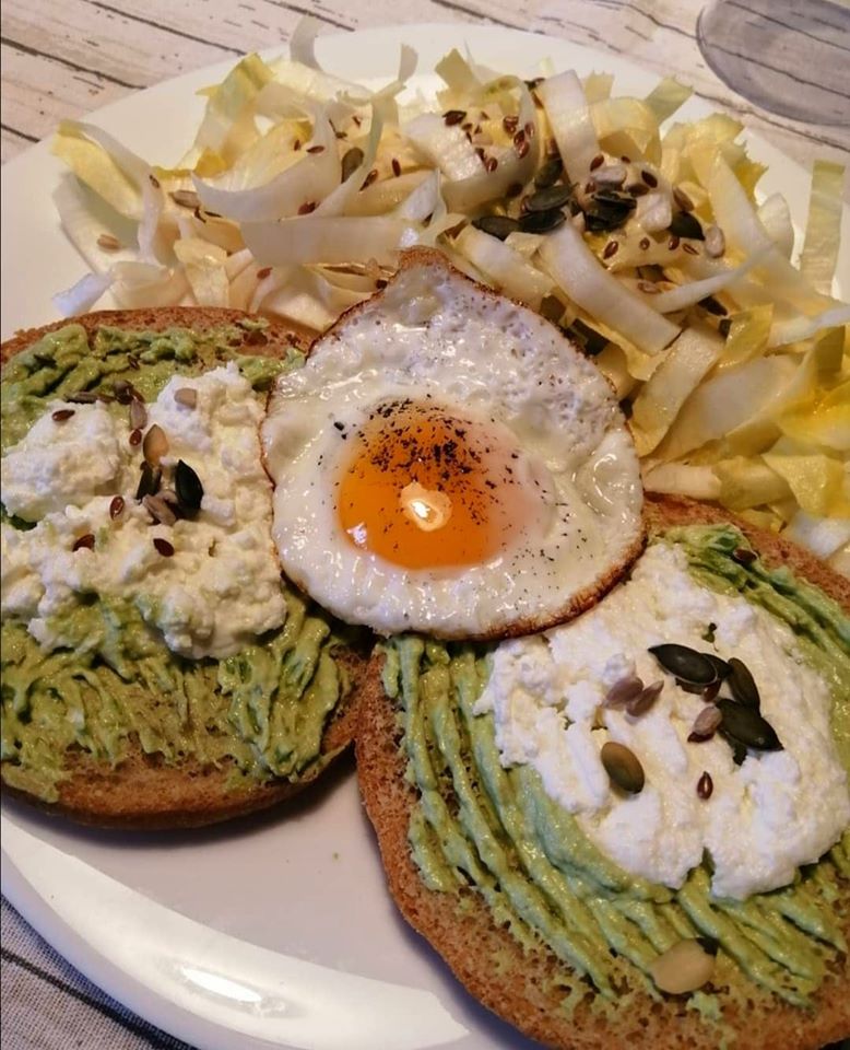 Focaccella con pesto di avocado e basilico