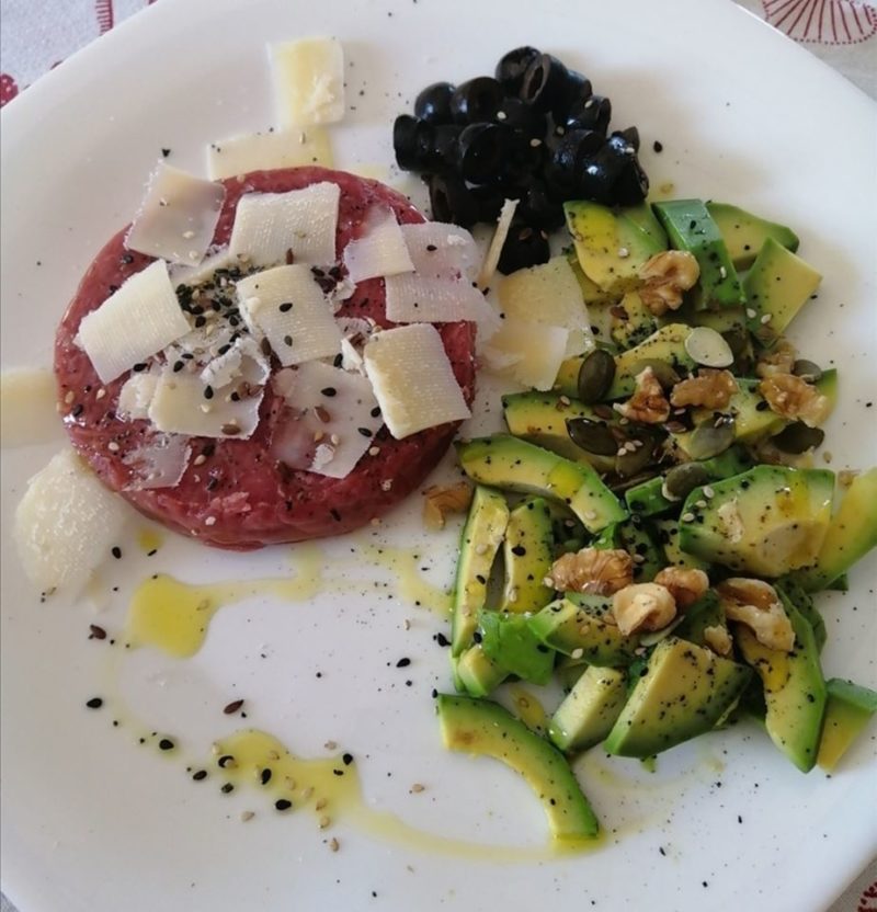 Tartare con avocado e olive nere