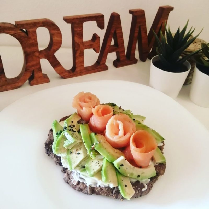 Bruschetta keto salmone e avocado