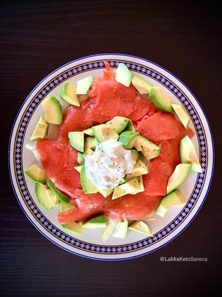 salmone norvegese, avocado, salasa tzatzichi e indivia