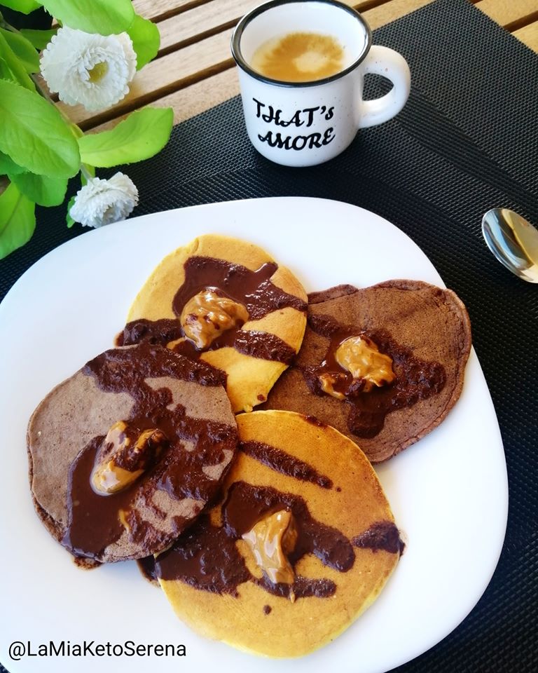 Pancakes bicolore con burro di arachidi e cremina al cacao