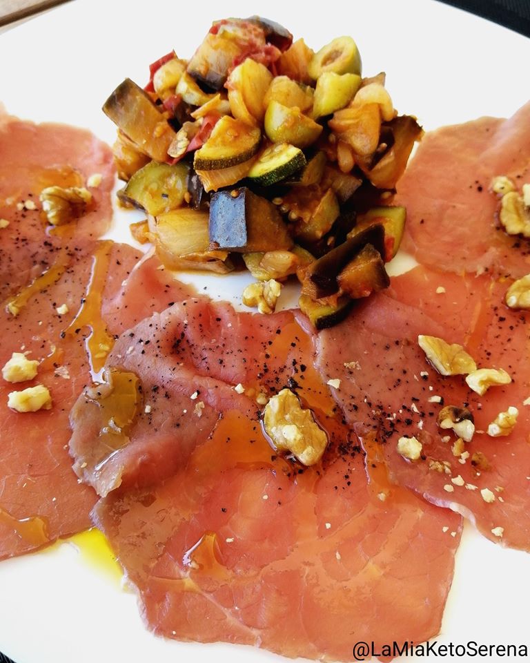 Carpaccio con caponata di verdure